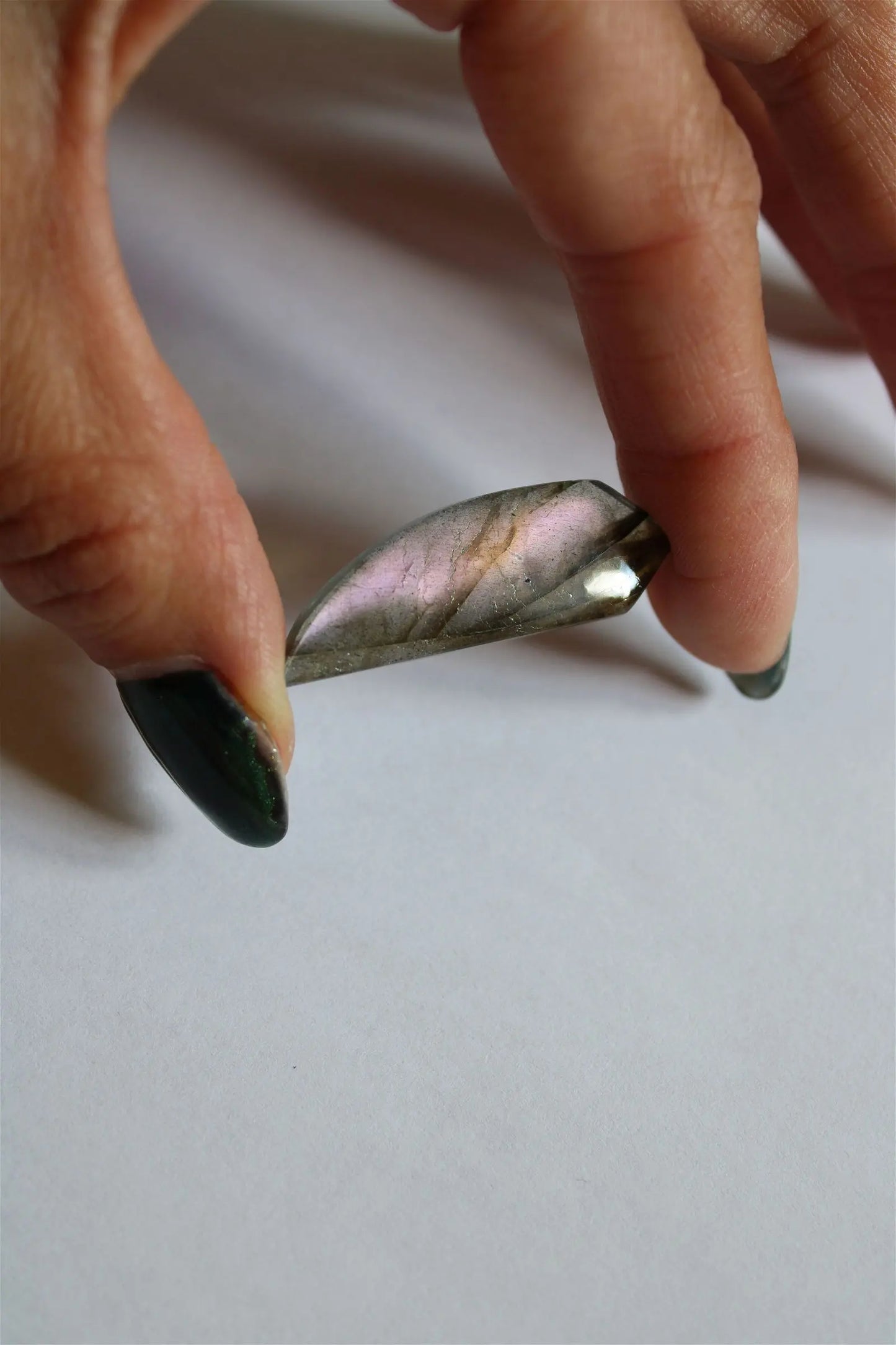 Cabochon n.9 labradorite 3.9 cm x 1.2cm x 3.5 mm épaisseur *fine et translucide* - Aurore Lune