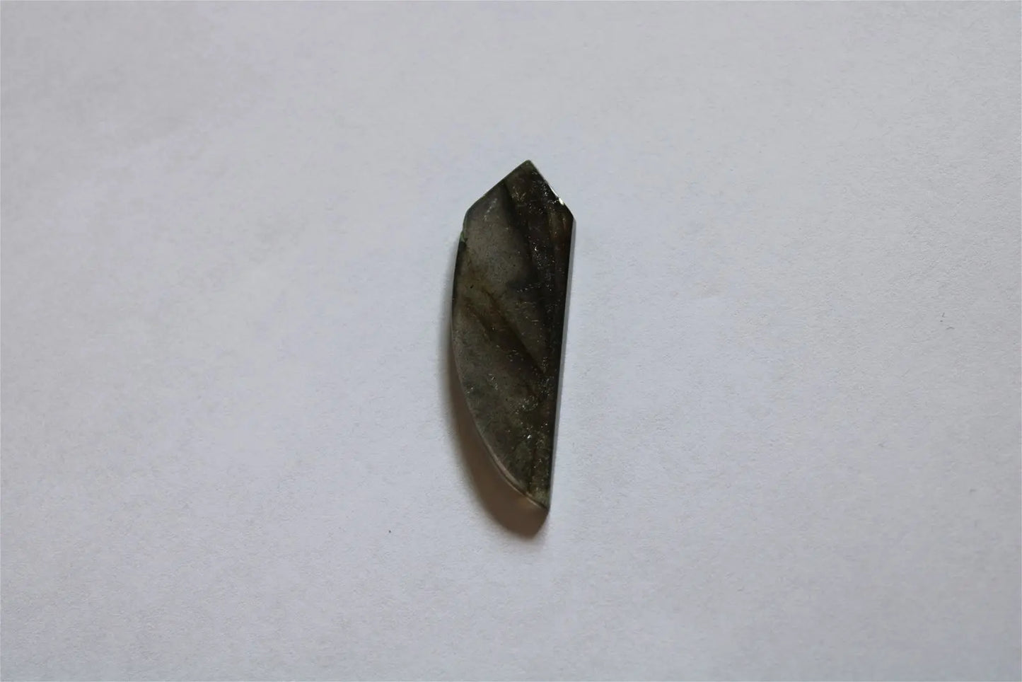 Cabochon n.9 labradorite 3.9 cm x 1.2cm x 3.5 mm épaisseur *fine et translucide* - Aurore Lune