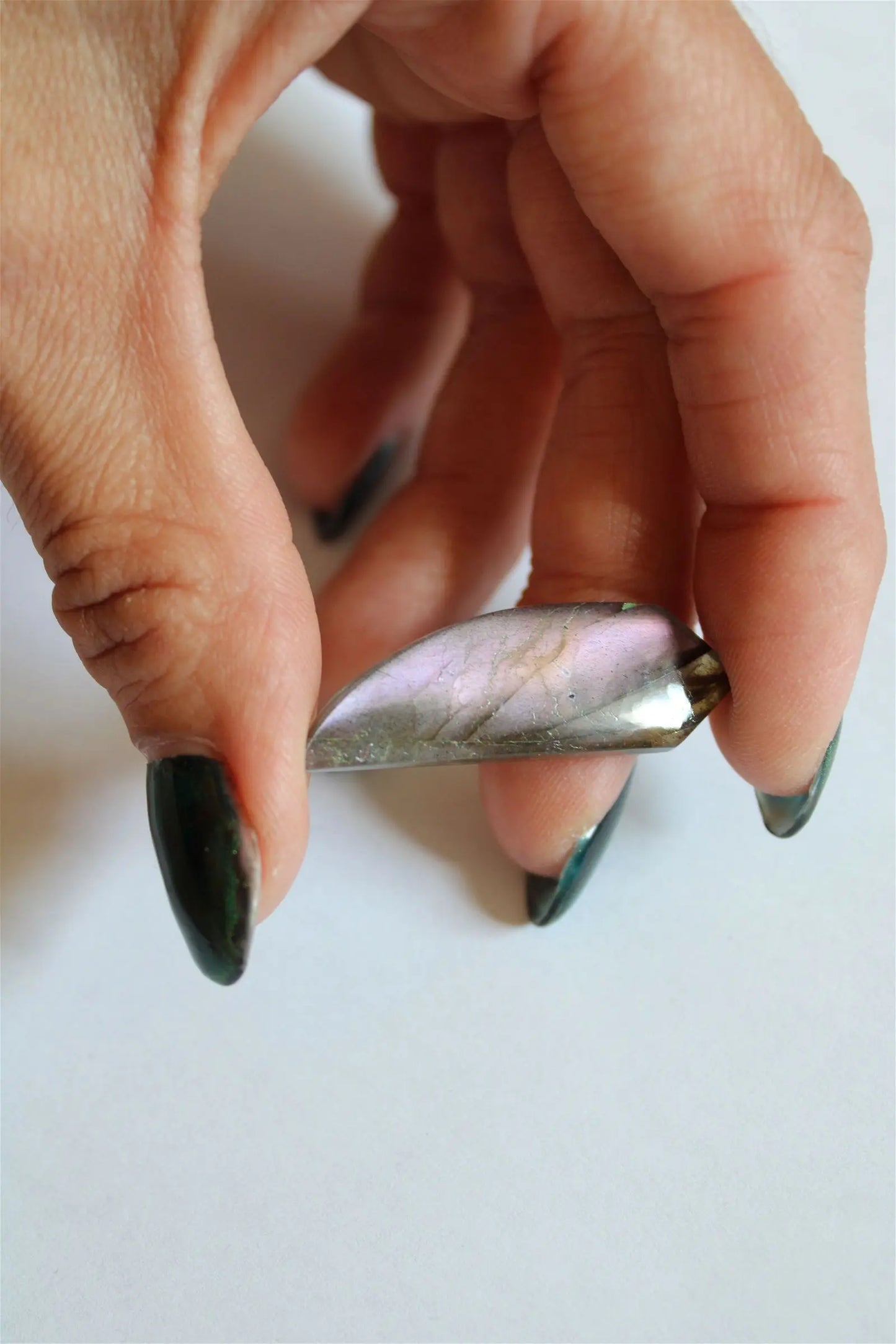 Cabochon n.9 labradorite 3.9 cm x 1.2cm x 3.5 mm épaisseur *fine et translucide* - Aurore Lune