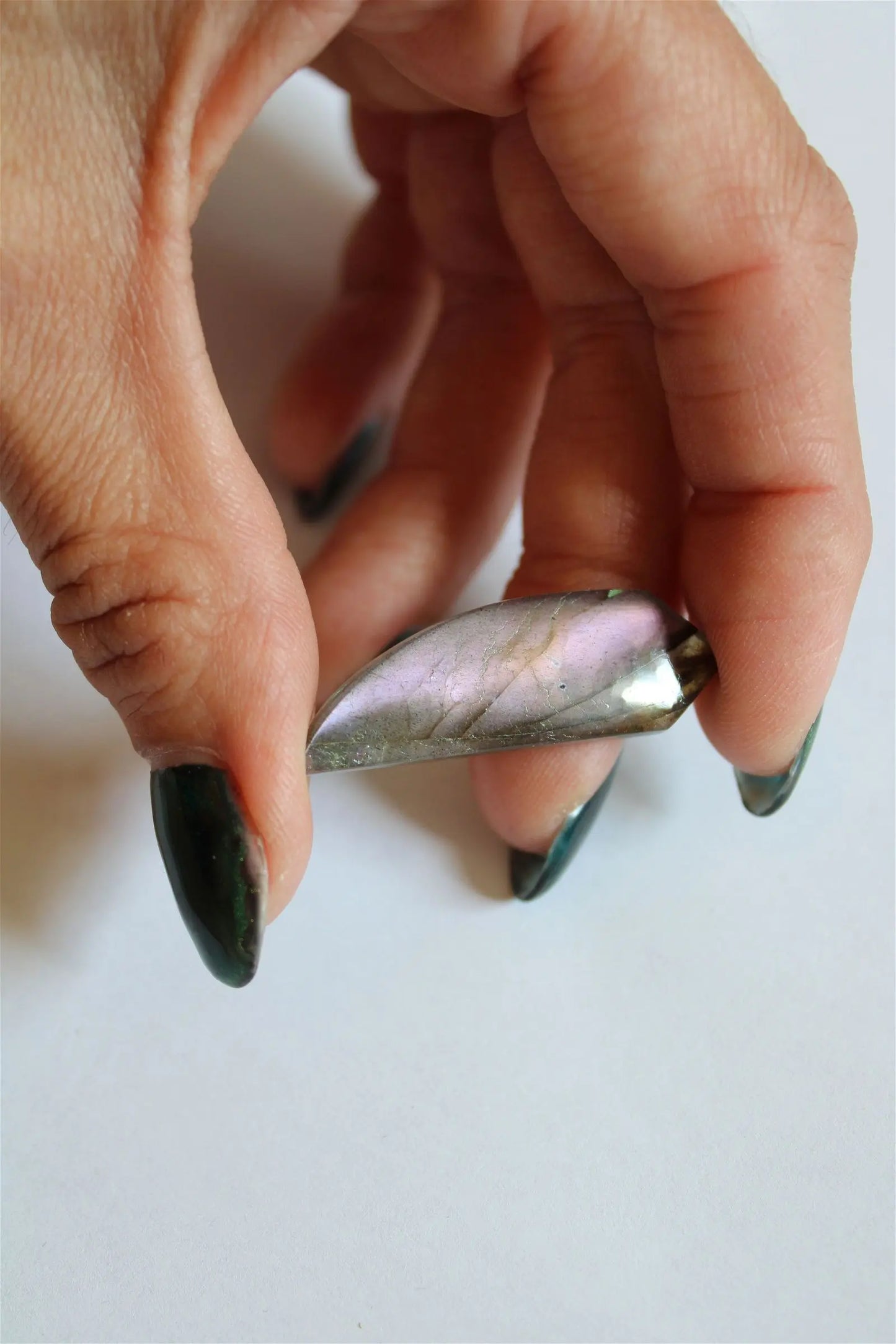 Cabochon n.9 labradorite 3.9 cm x 1.2cm x 3.5 mm épaisseur *fine et translucide* - Aurore Lune