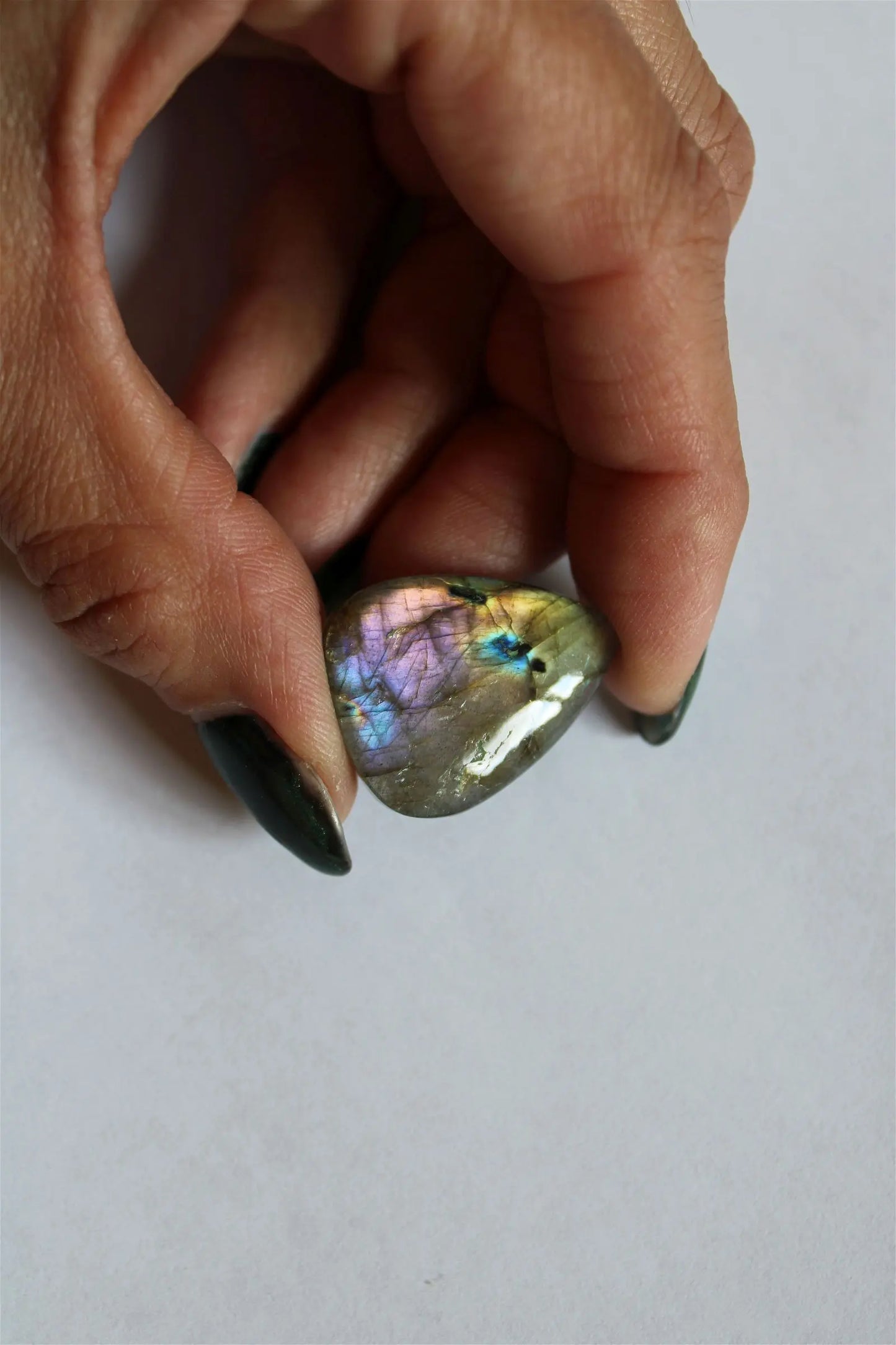 Cabochon n. 11 labradorite 2.8 cm x 2.1 cm x 5 mm épaisseur - Aurore Lune