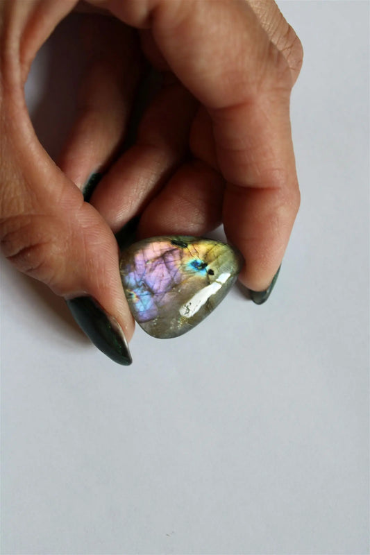 Cabochon n. 11 labradorite 2.8 cm x 2.1 cm x 5 mm épaisseur - Aurore Lune