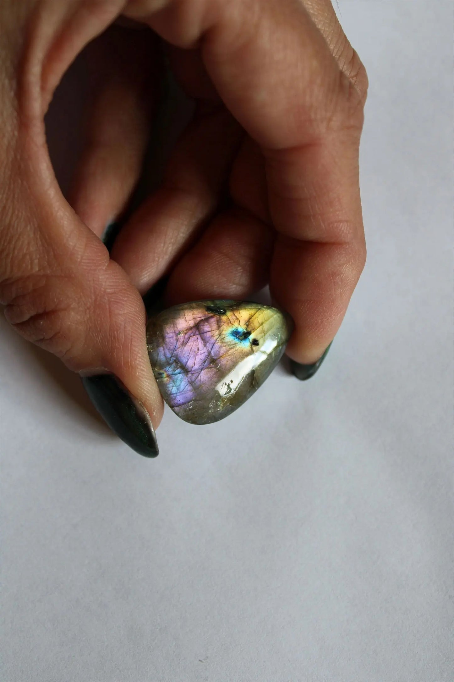 Cabochon n. 11 labradorite 2.8 cm x 2.1 cm x 5 mm épaisseur - Aurore Lune