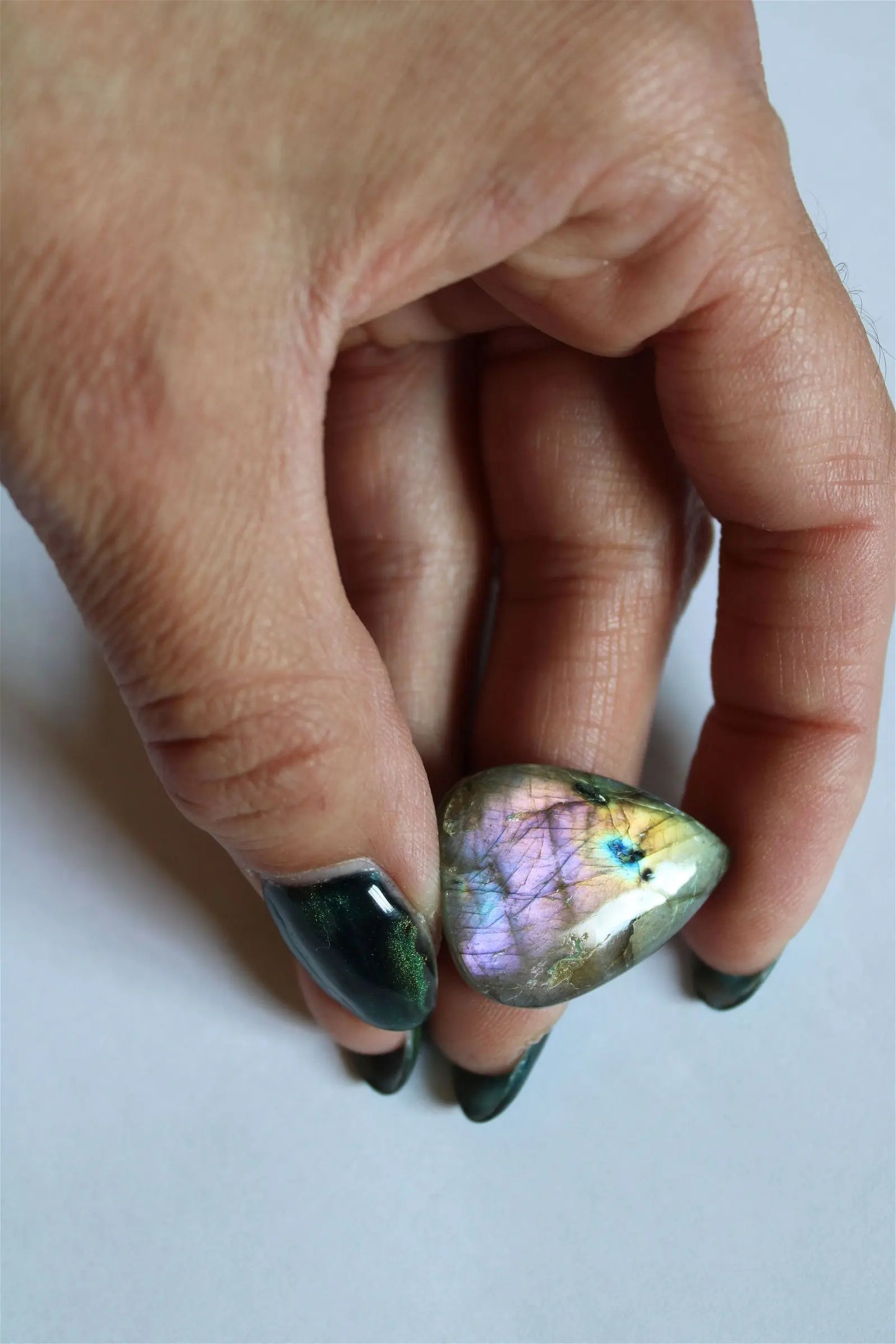 Cabochon n. 11 labradorite 2.8 cm x 2.1 cm x 5 mm épaisseur - Aurore Lune