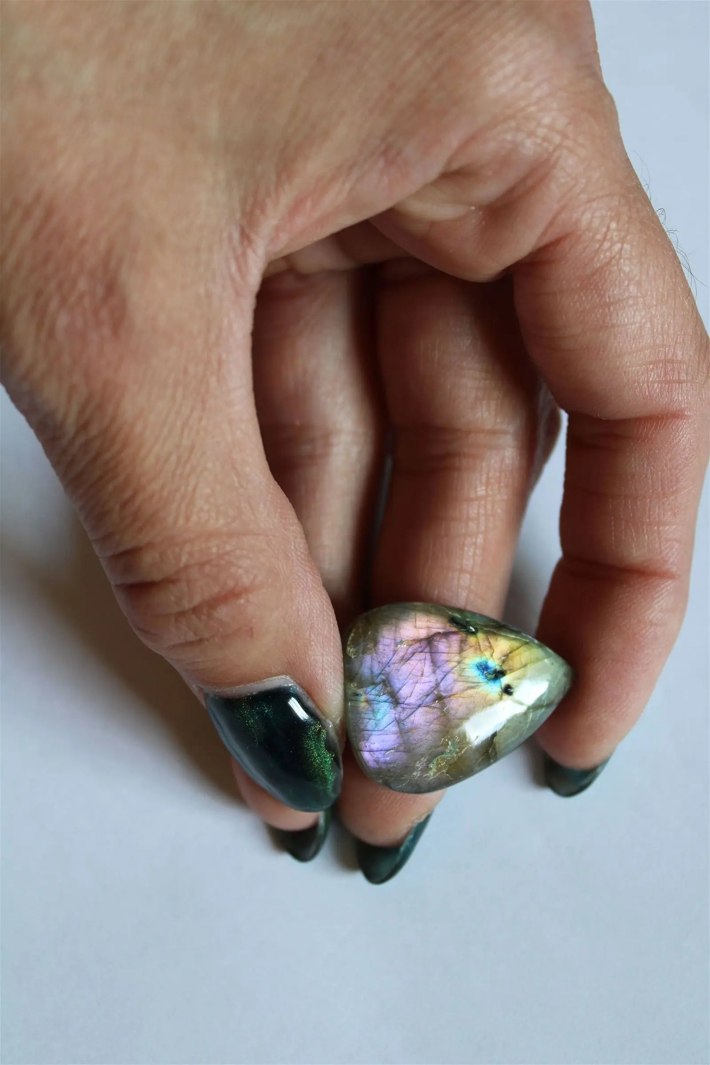 Cabochon n. 11 labradorite 2.8 cm x 2.1 cm x 5 mm épaisseur - Aurore Lune