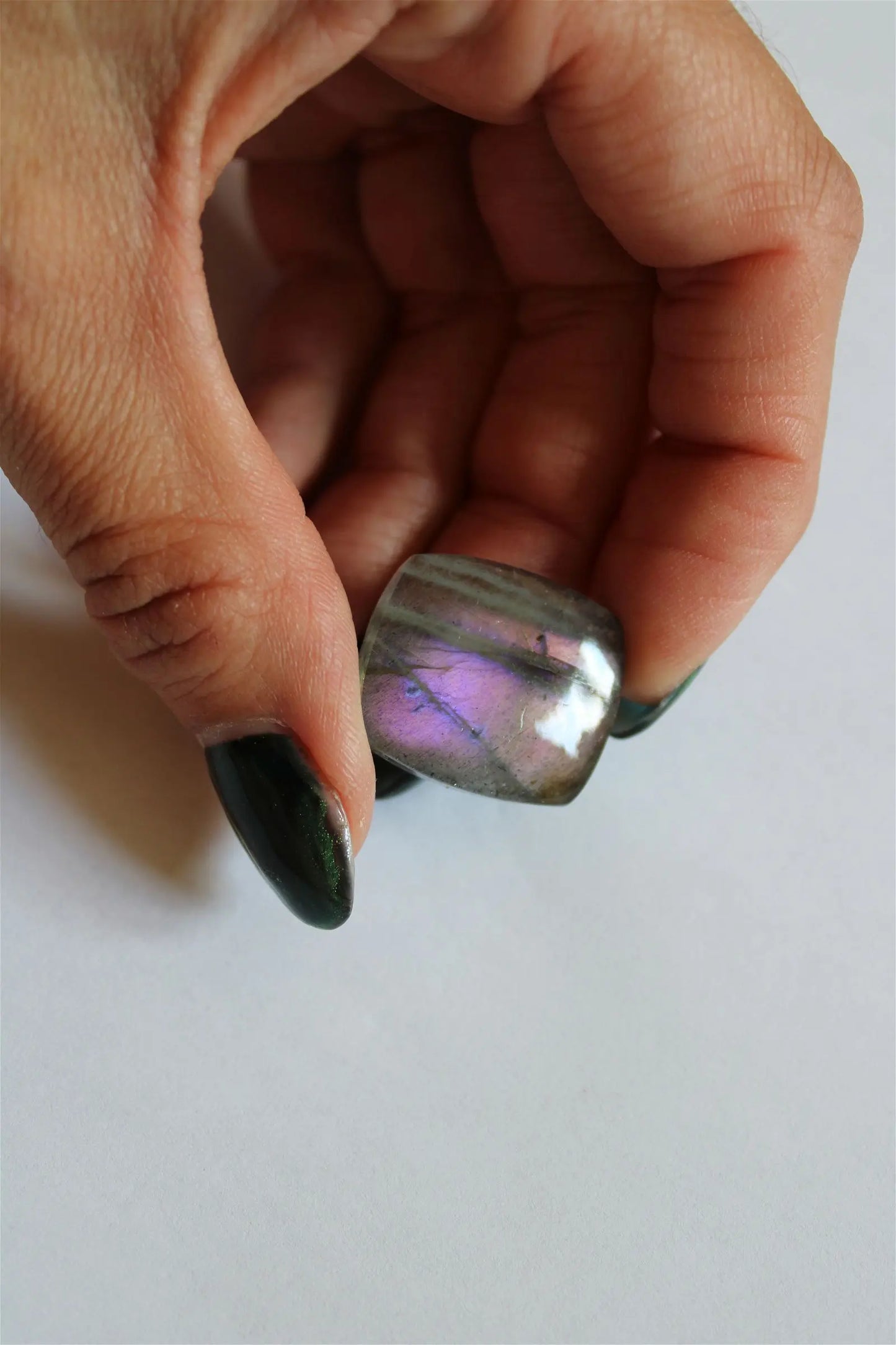 Cabochon n. 12 labradorite 2.3 cm x 2 cm x 4 mm épaisseur - Aurore Lune