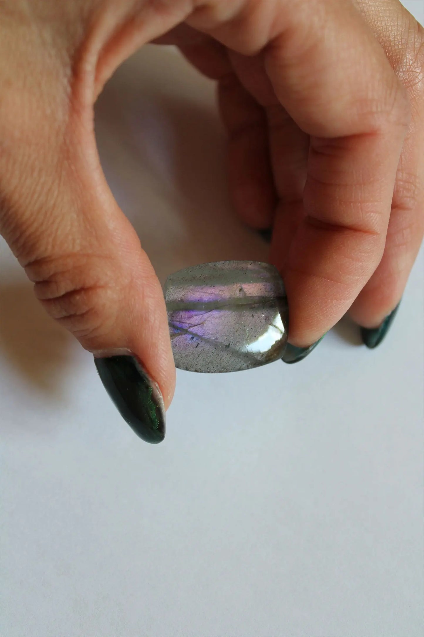 Cabochon n. 12 labradorite 2.3 cm x 2 cm x 4 mm épaisseur - Aurore Lune