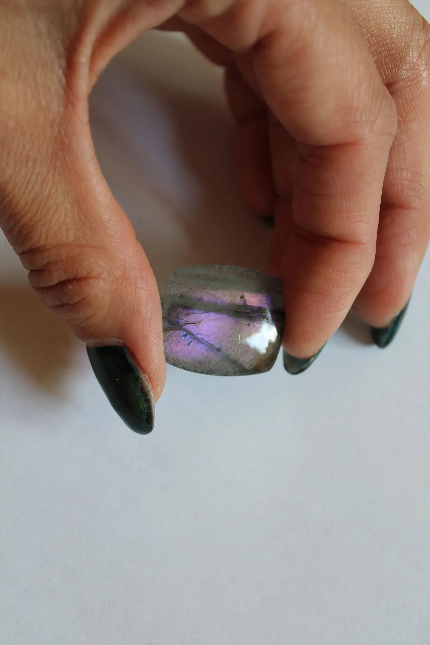 Cabochon n. 12 labradorite 2.3 cm x 2 cm x 4 mm épaisseur - Aurore Lune