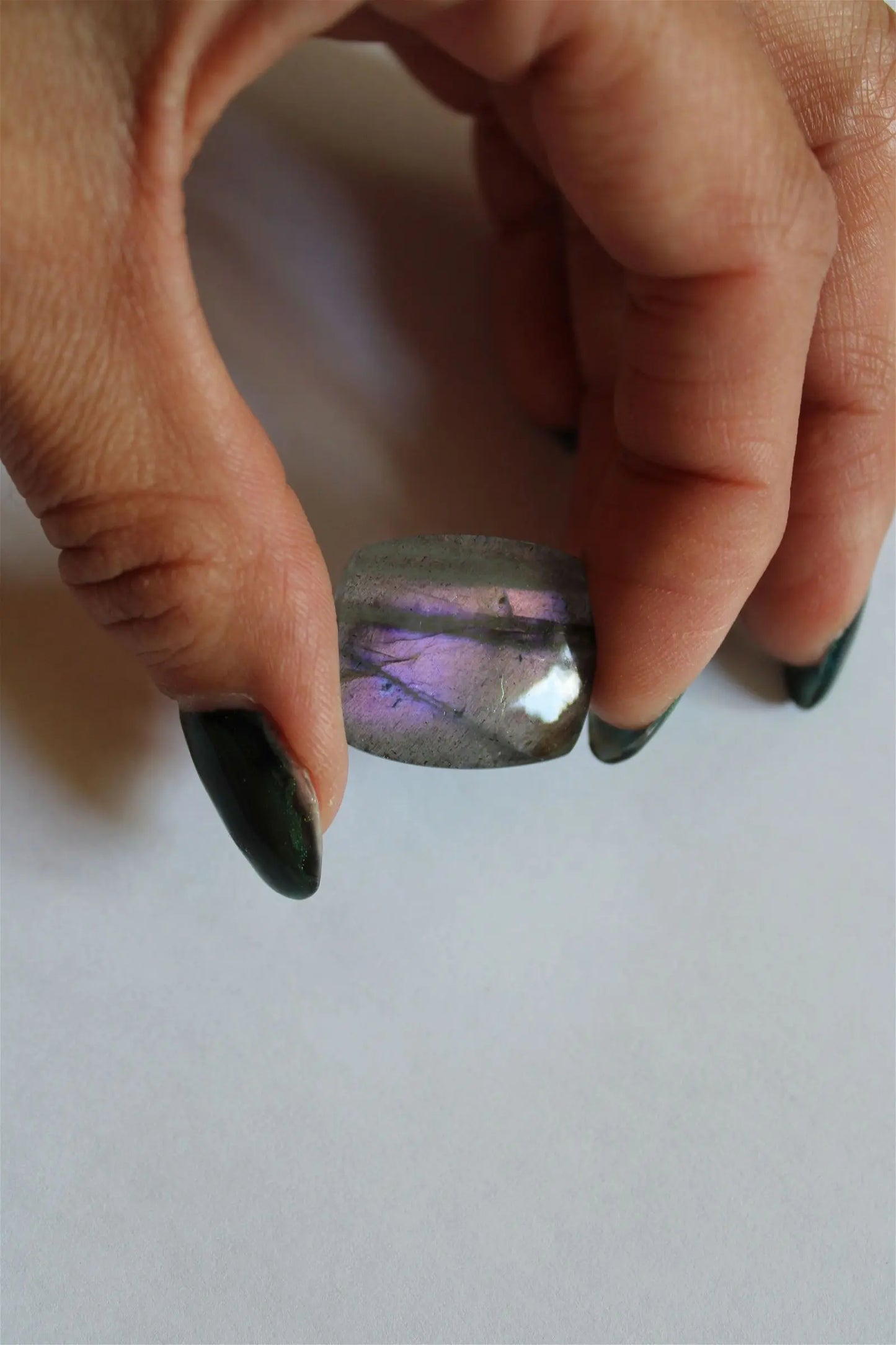 Cabochon n. 12 labradorite 2.3 cm x 2 cm x 4 mm épaisseur - Aurore Lune