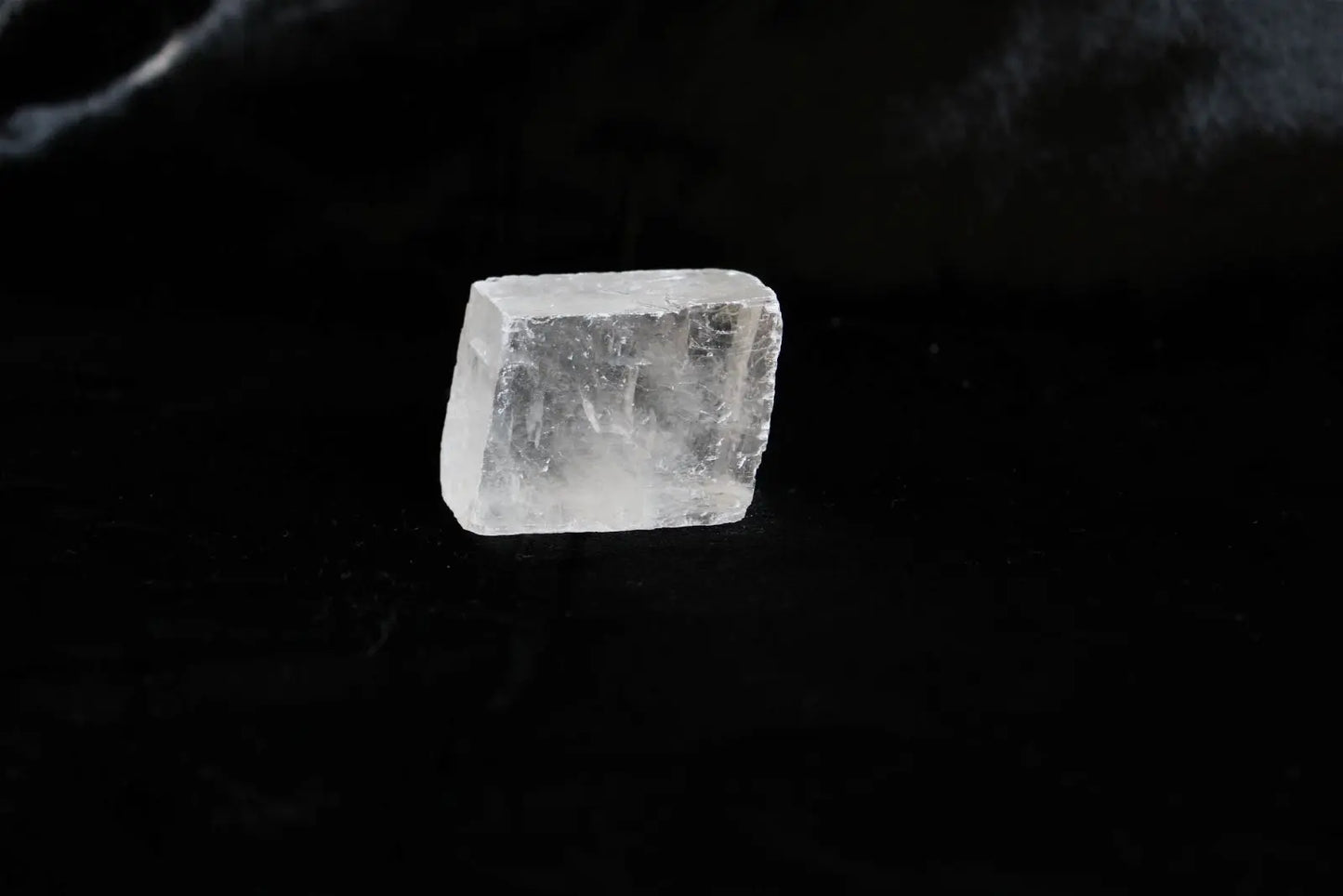 Calcite optique appelée spath d'Islande *colis* - Aurore Lune