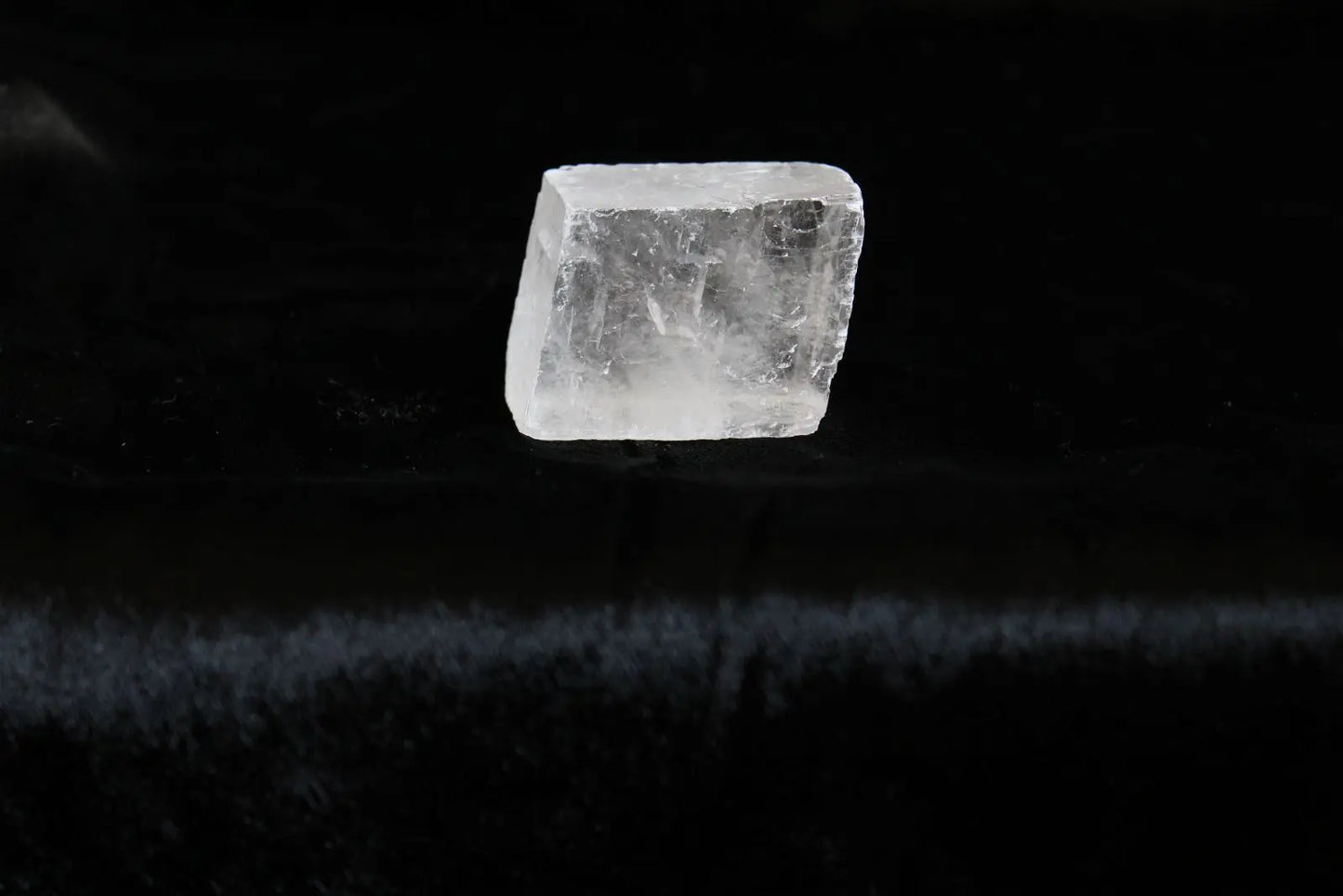Calcite optique appelée spath d'Islande *colis* - Aurore Lune