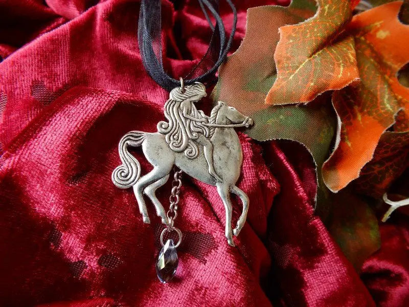 Collier GODIVA : femme sur cheval - Aurore Lune