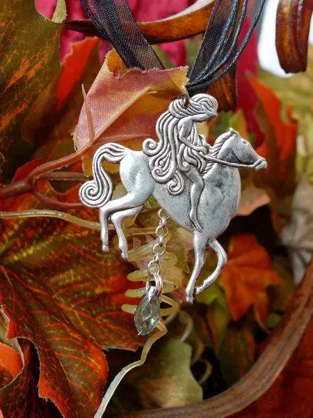 Collier GODIVA : femme sur cheval - Aurore Lune
