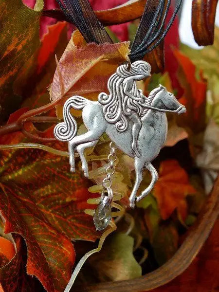 Collier GODIVA : femme sur cheval - Aurore Lune