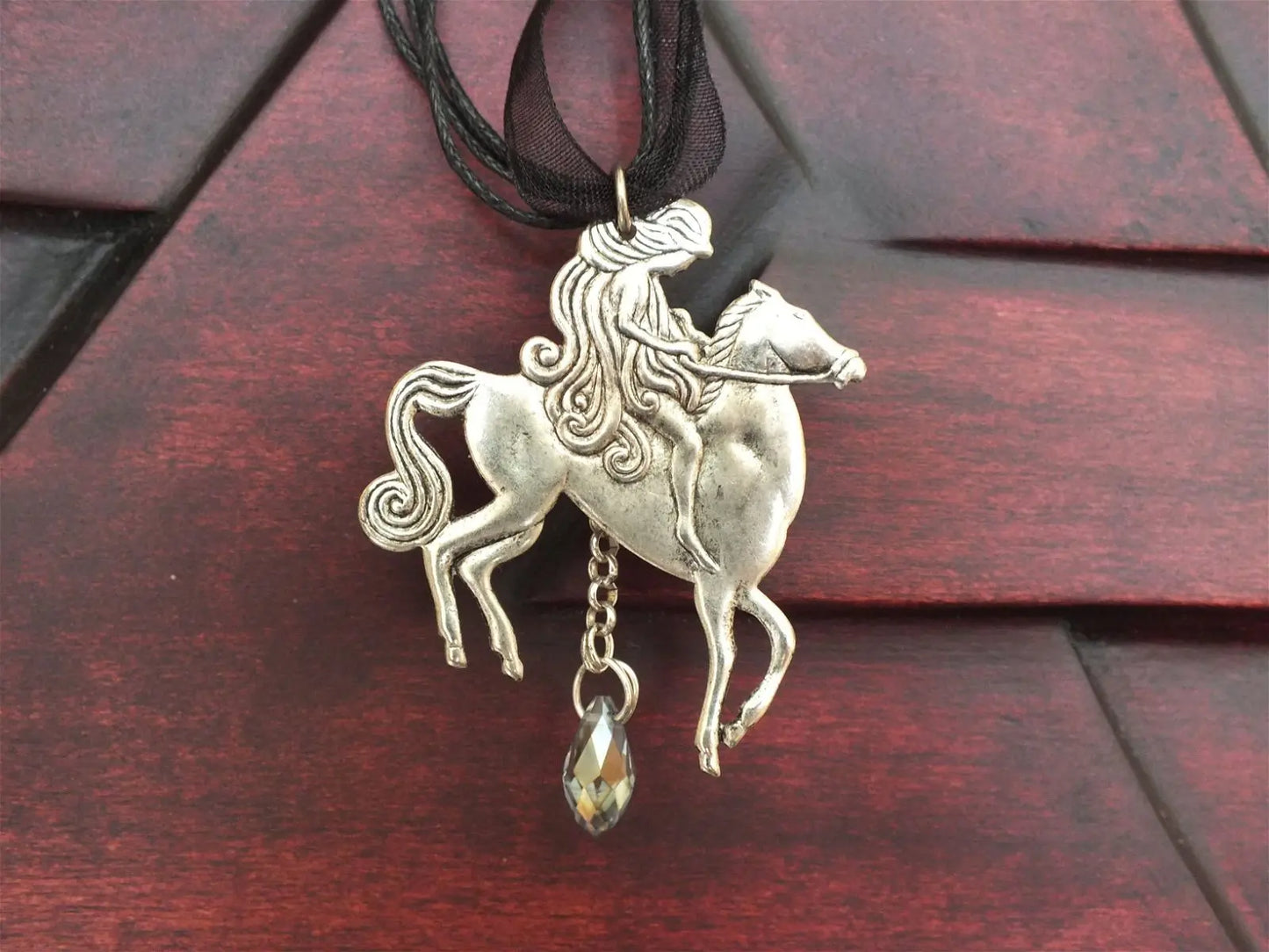 Collier GODIVA : femme sur cheval - Aurore Lune