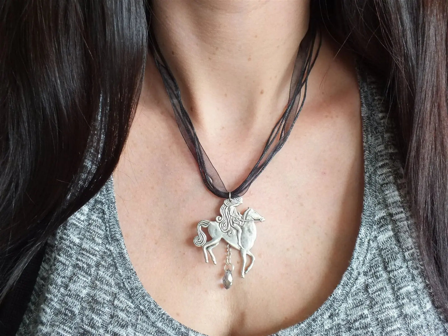 Collier GODIVA : femme sur cheval - Aurore Lune