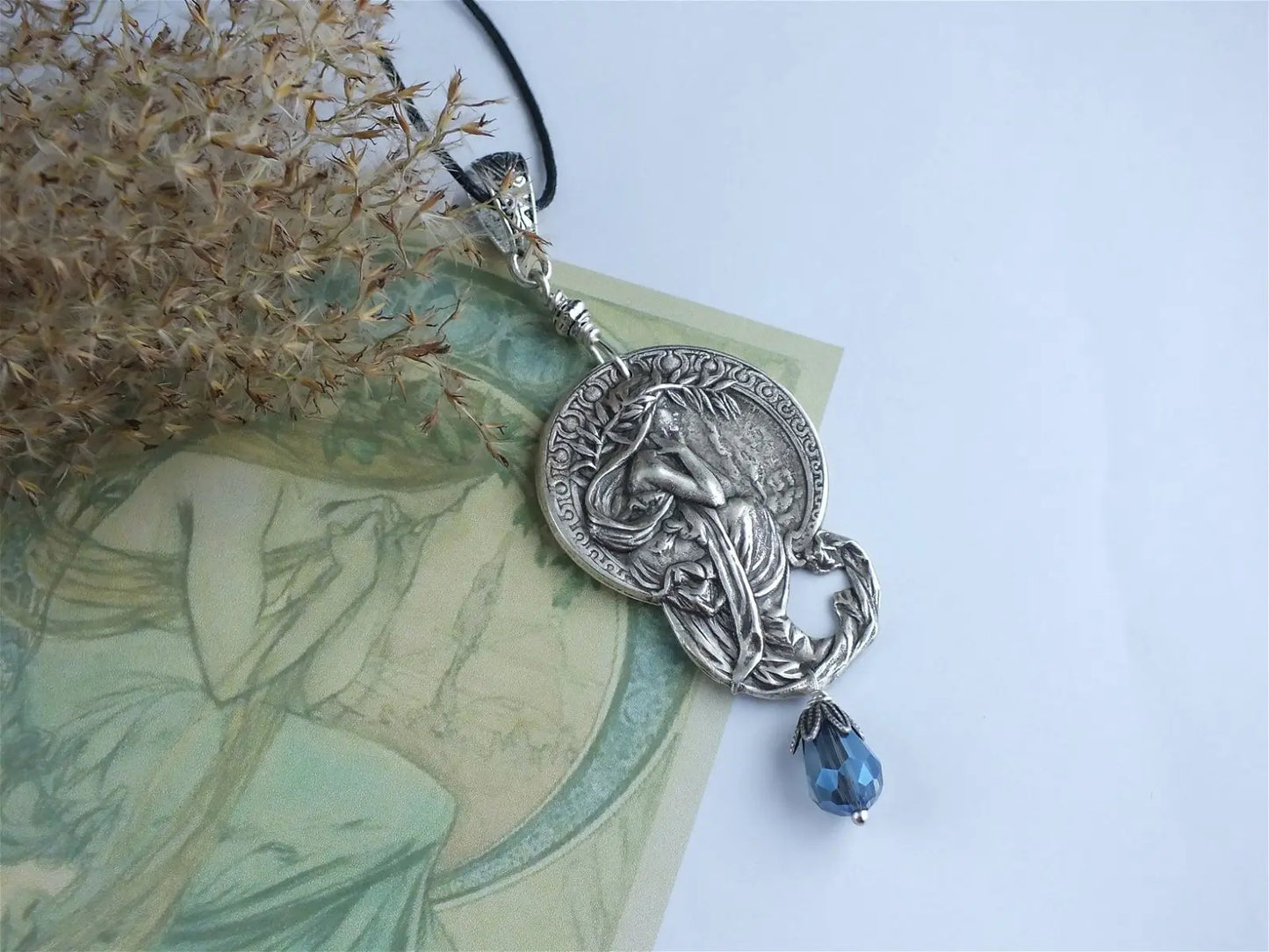 Collier Mucha Art Nouveau bleu - Aurore Lune