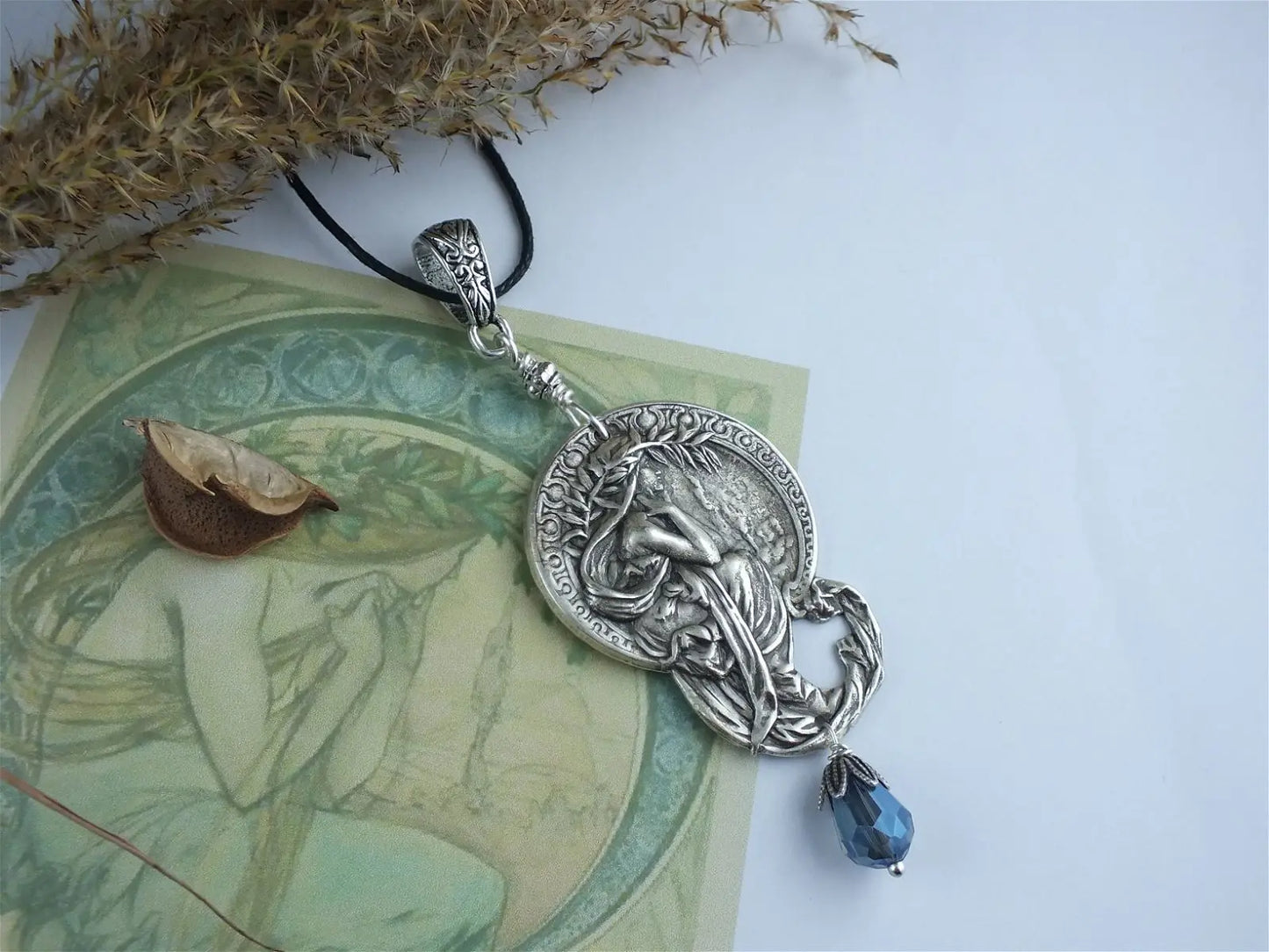Collier Mucha Art Nouveau bleu - Aurore Lune