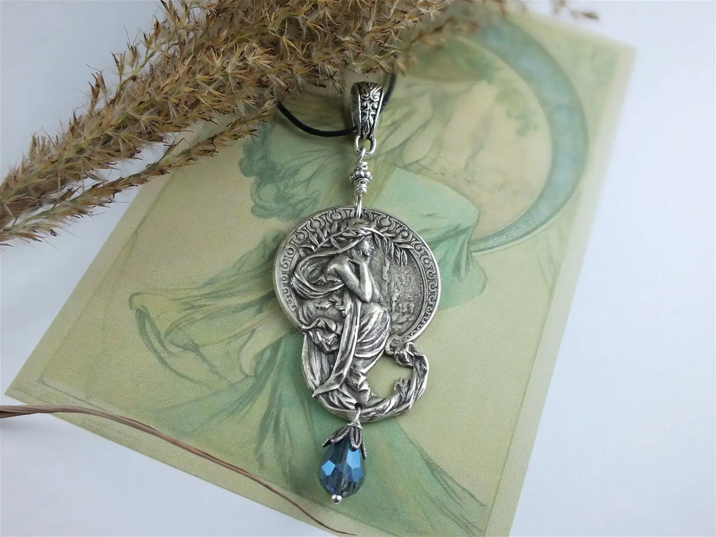 Collier Mucha Art Nouveau bleu - Aurore Lune