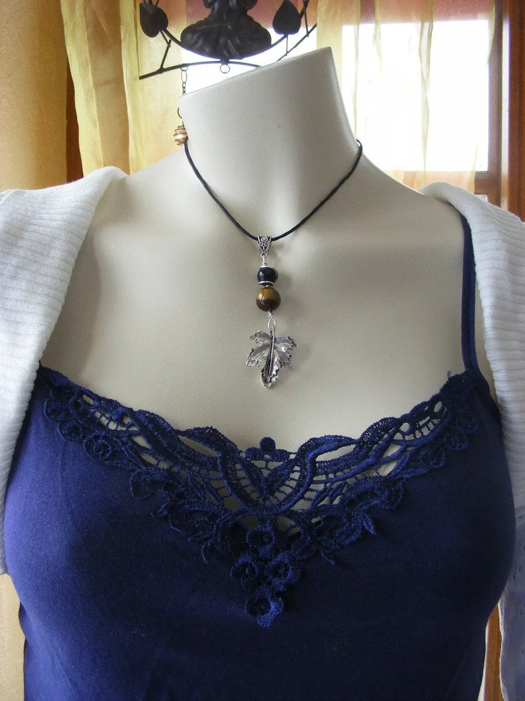 Collier "Sauvage et Douce" avec perles oeil de tigre obsidienne et feuille - Aurore Lune