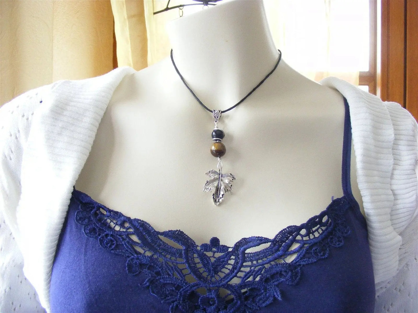 Collier "Sauvage et Douce" avec perles oeil de tigre obsidienne et feuille - Aurore Lune