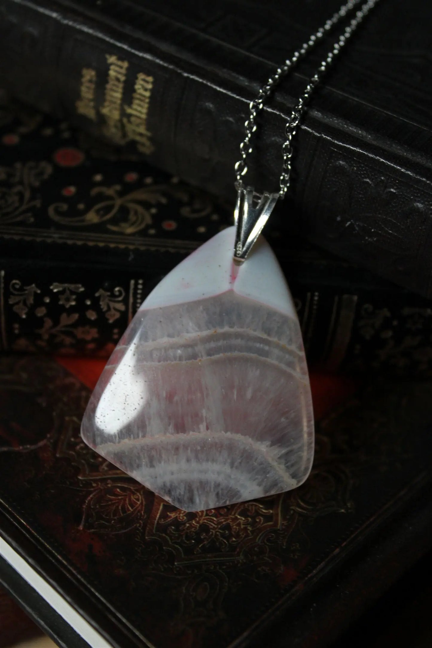 Collier avec agate LEGERES TRACES DE TEINTURE ROSE = PRIX REDUIT - Aurore Lune