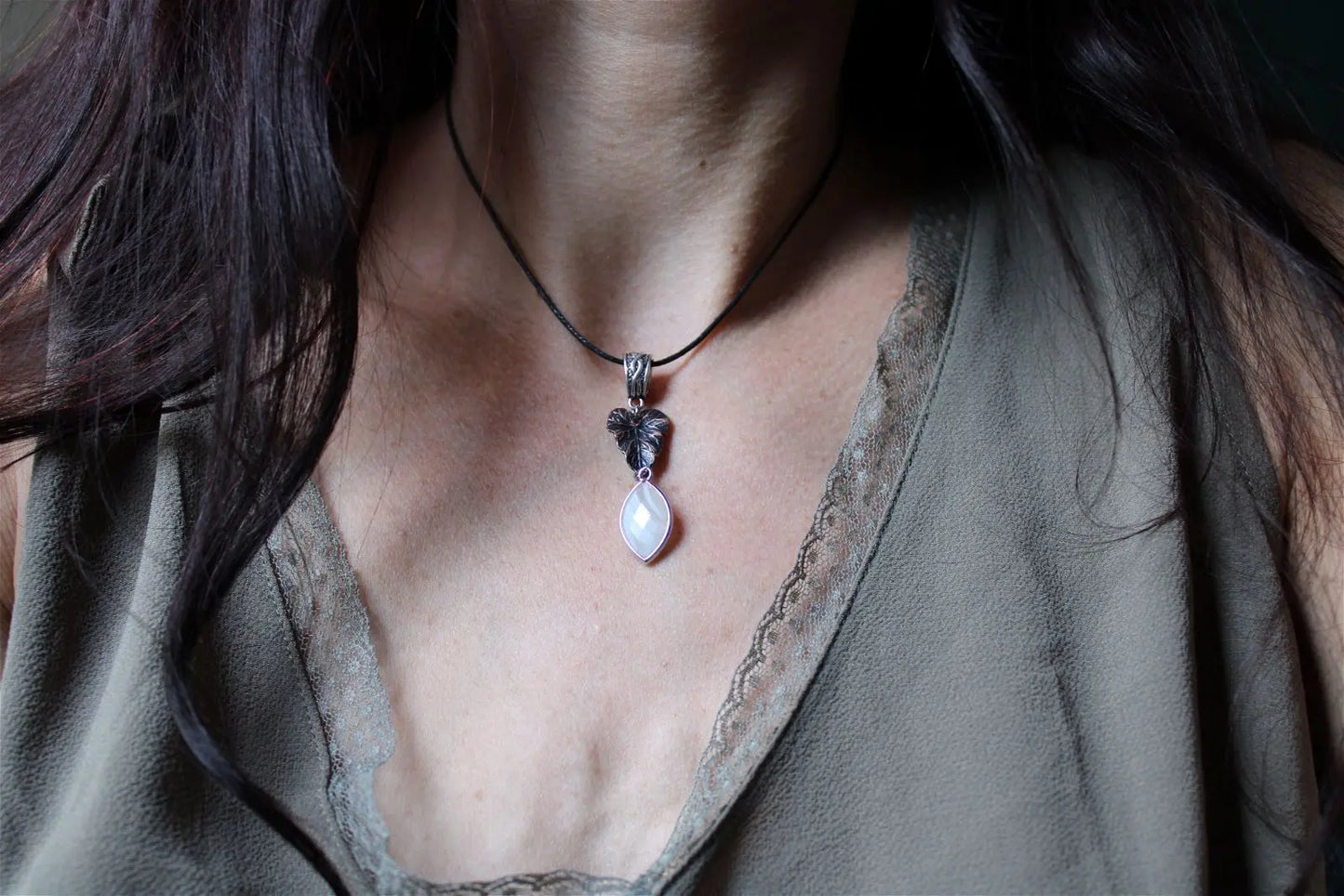 Collier avec agate et feuille - Aurore Lune