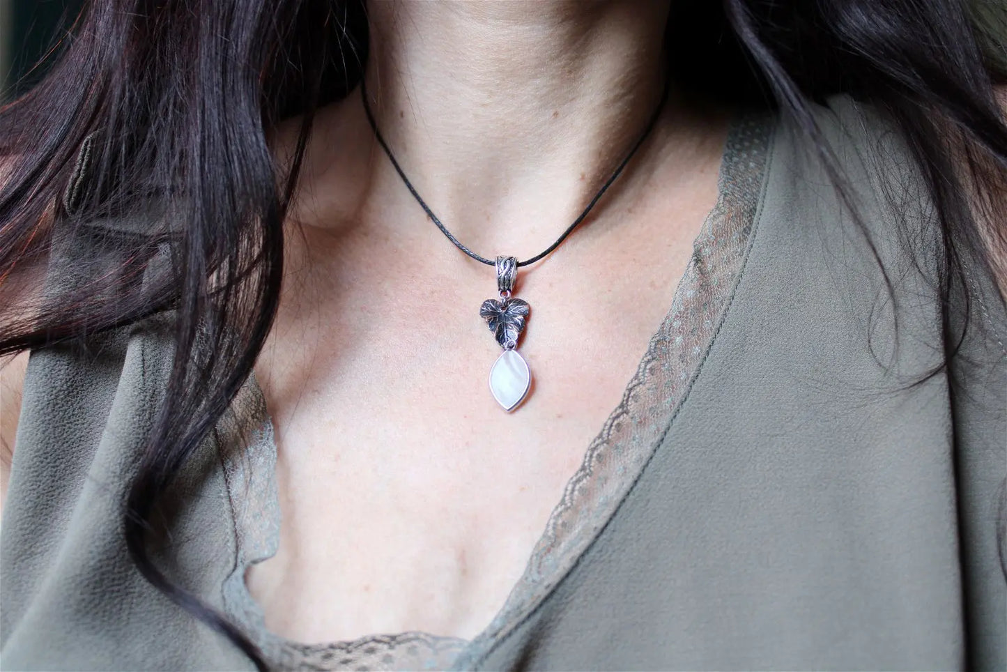 Collier avec agate et feuille - Aurore Lune