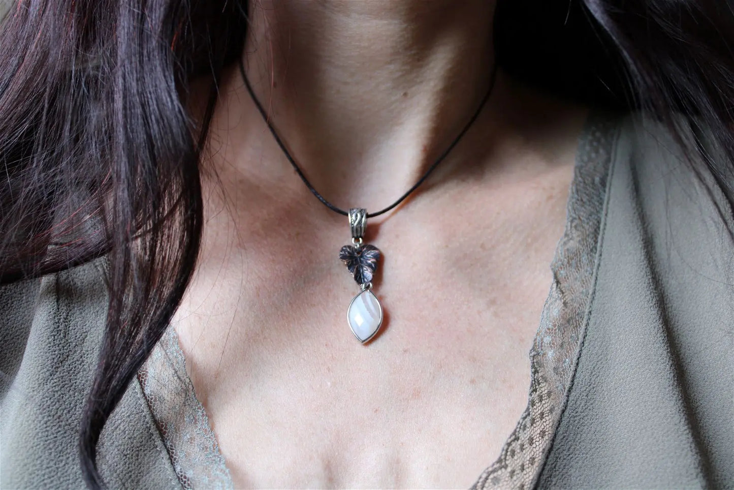 Collier avec agate et feuille - Aurore Lune