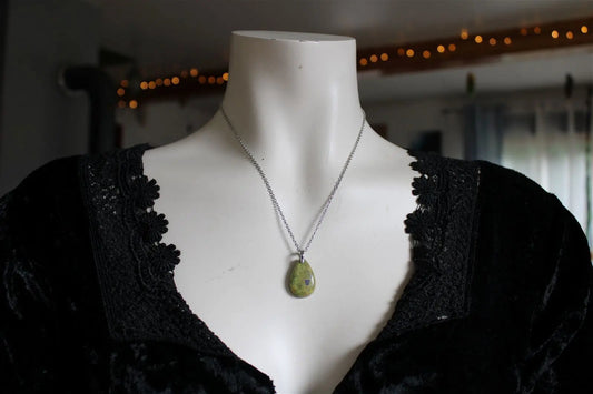 Collier avec atlantisite ou stichtite ou serpentine verte - Aurore Lune