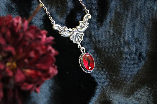 Collier avec fausse pierre rouge sang - Aurore Lune