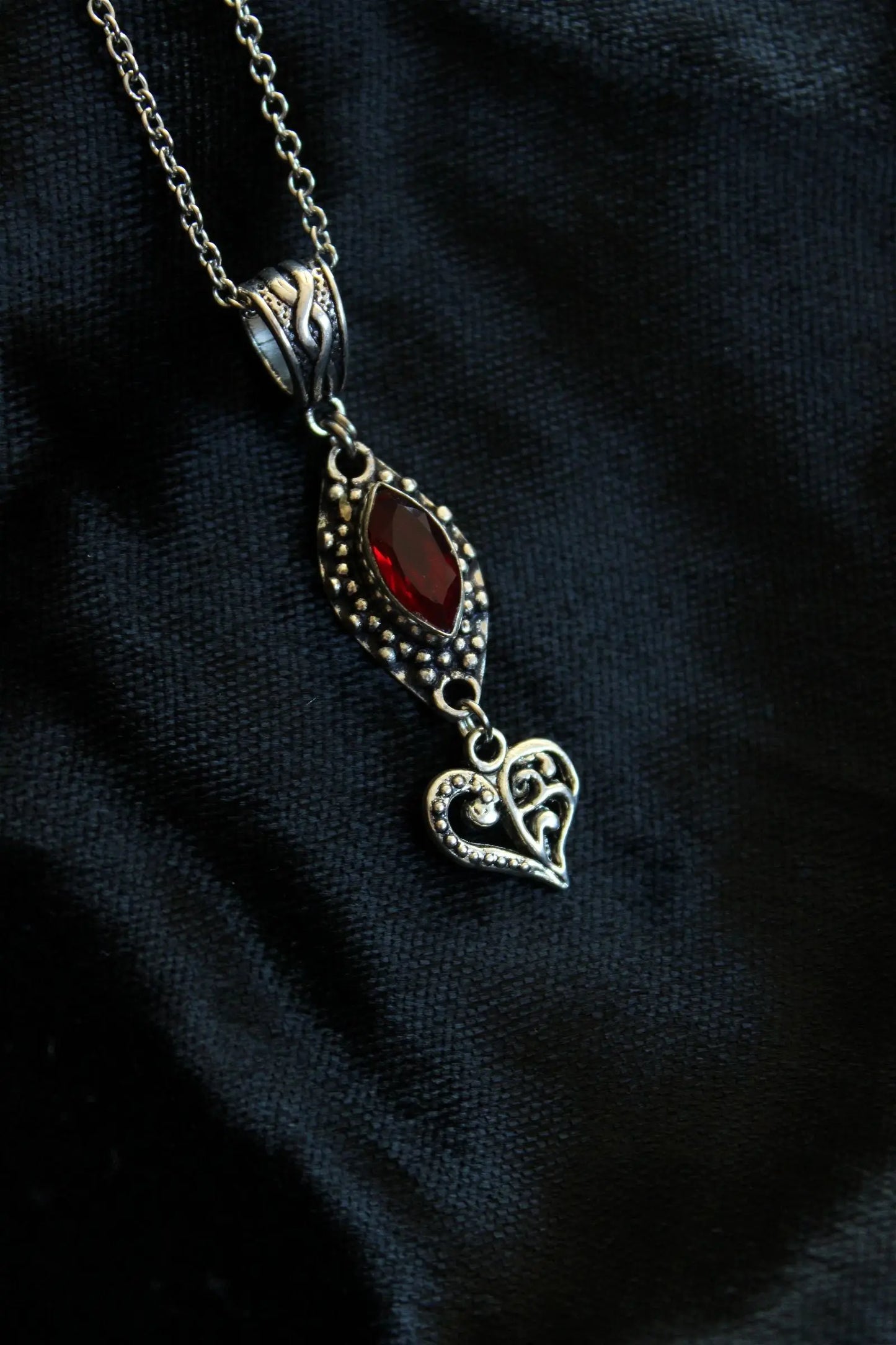 Collier avec fausse pierre rouge sang - Aurore Lune