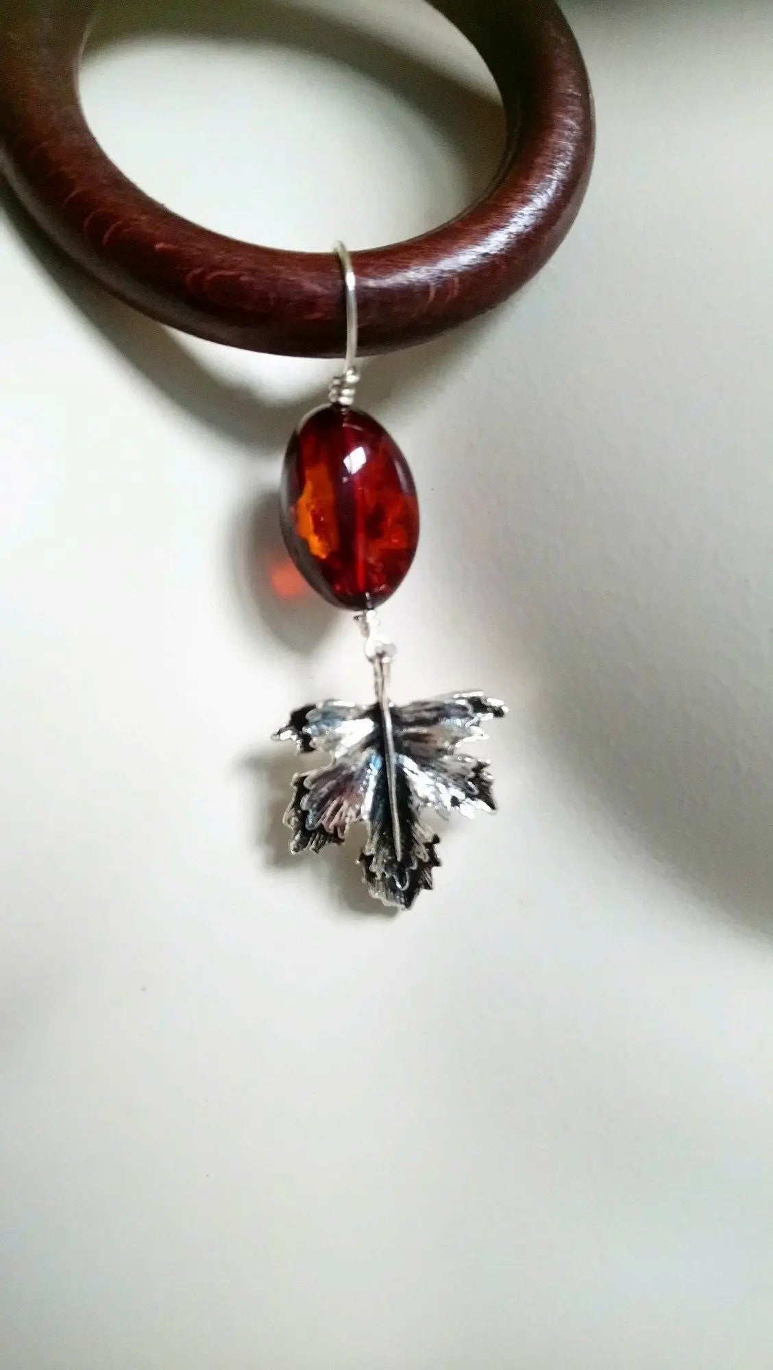 Collier avec grosse perle d'ambre et Bois - Aurore Lune