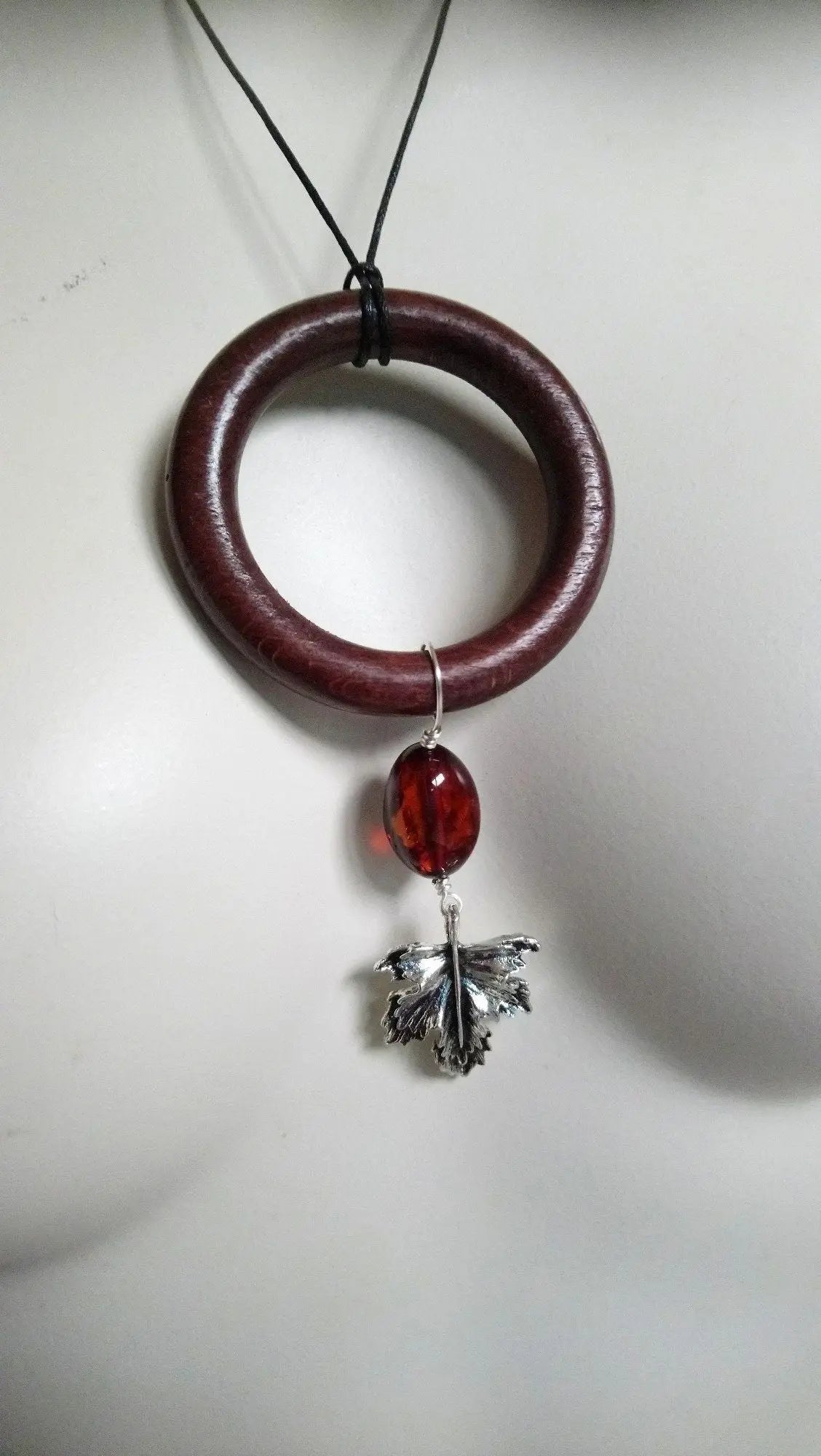 Collier avec grosse perle d'ambre et Bois - Aurore Lune