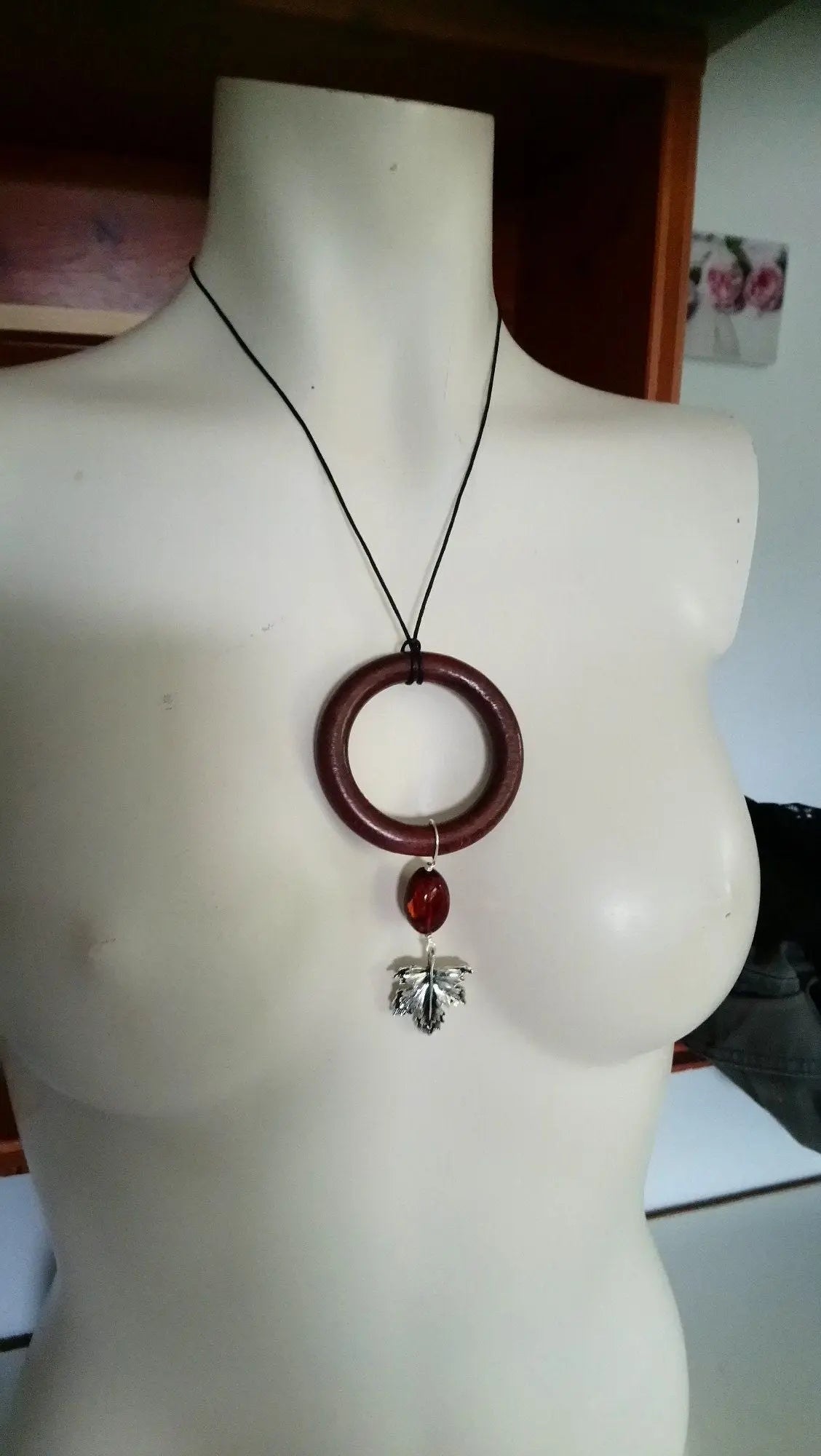 Collier avec grosse perle d'ambre et Bois - Aurore Lune