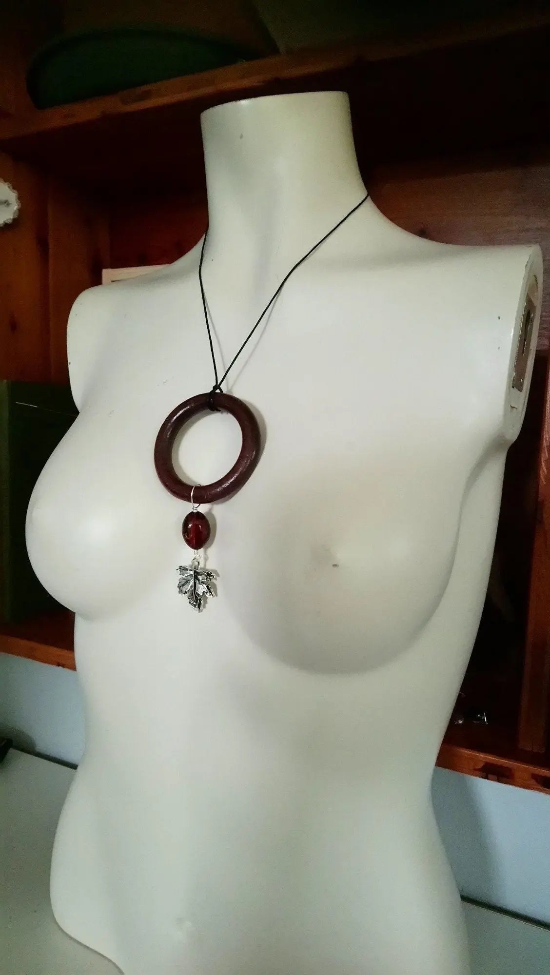 Collier avec grosse perle d'ambre et Bois - Aurore Lune