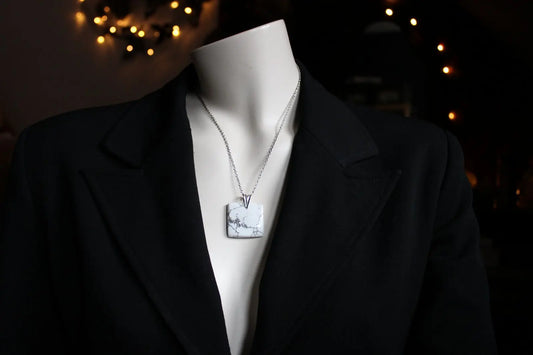 Collier avec howlite carrée - Aurore Lune