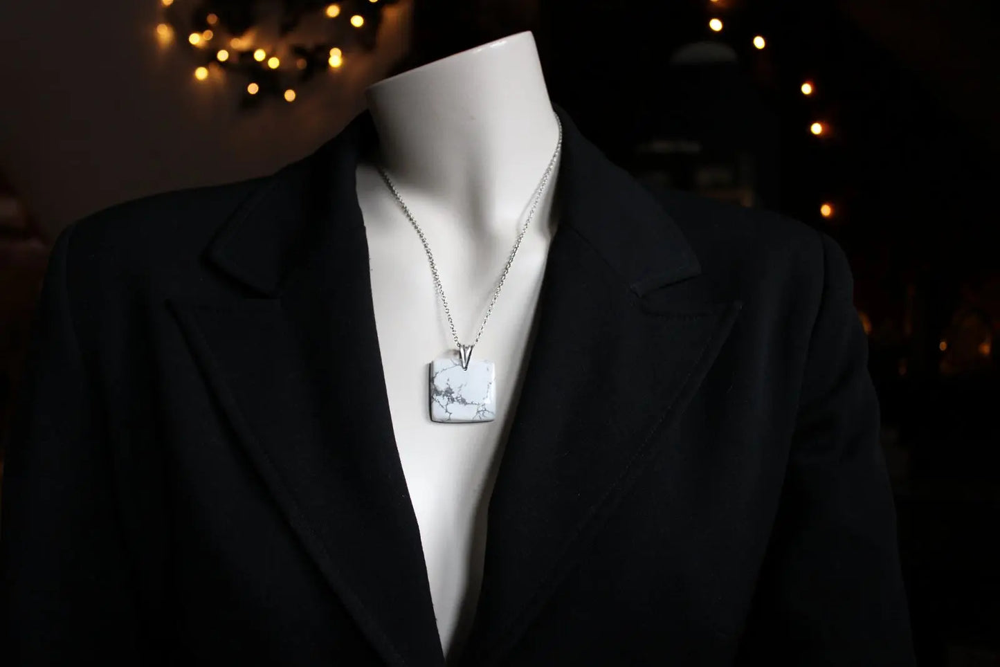 Collier avec howlite carrée - Aurore Lune