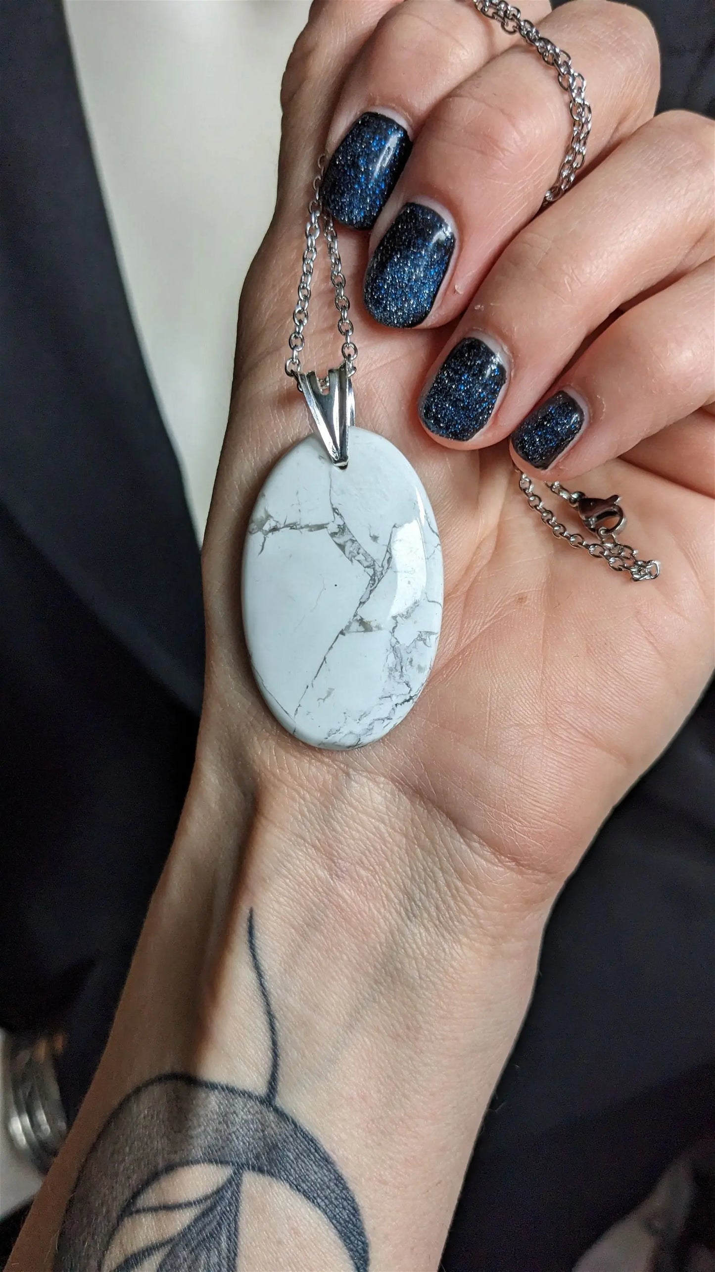 Collier avec howlite ovale - Aurore Lune