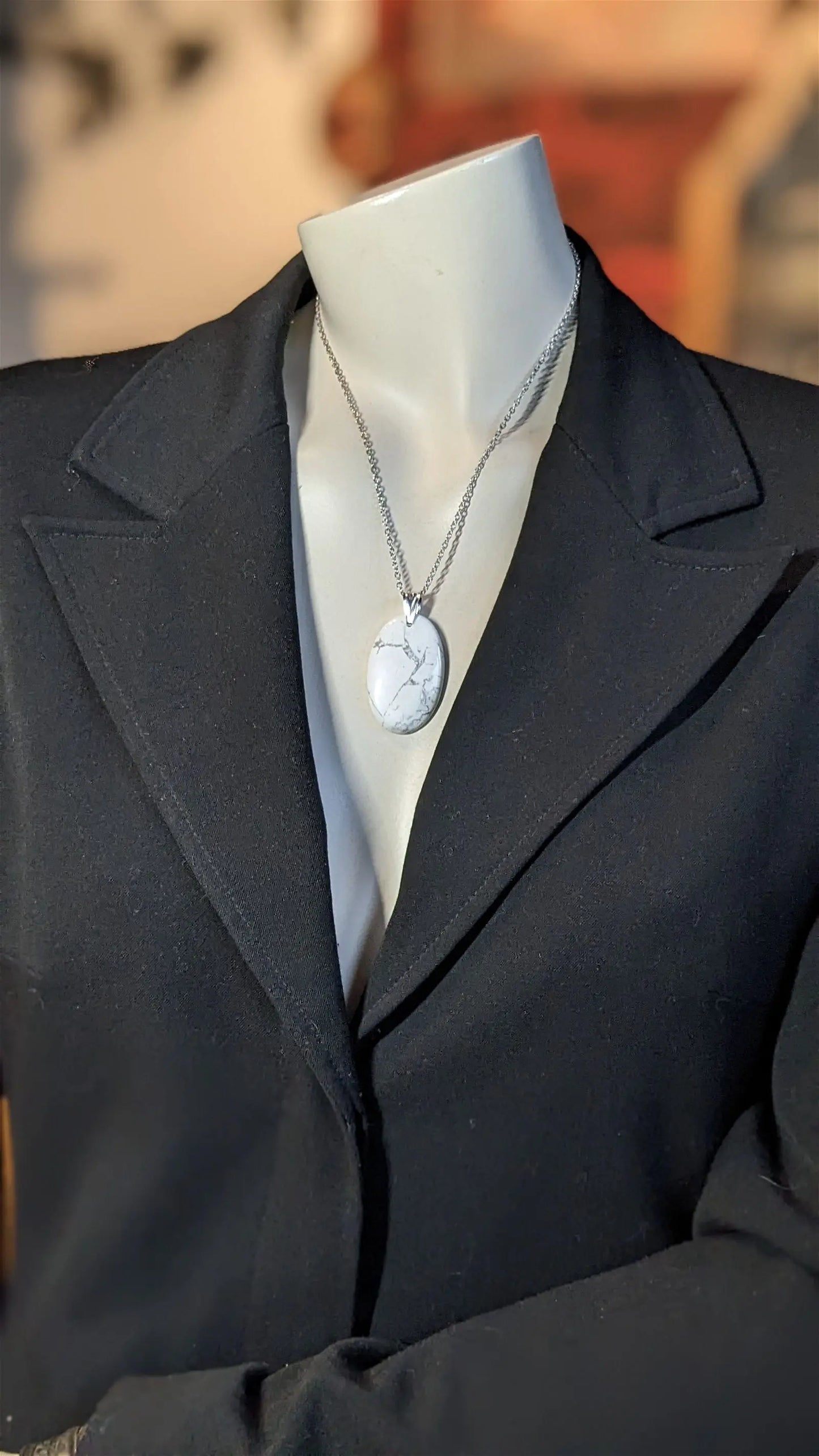 Collier avec howlite ovale - Aurore Lune