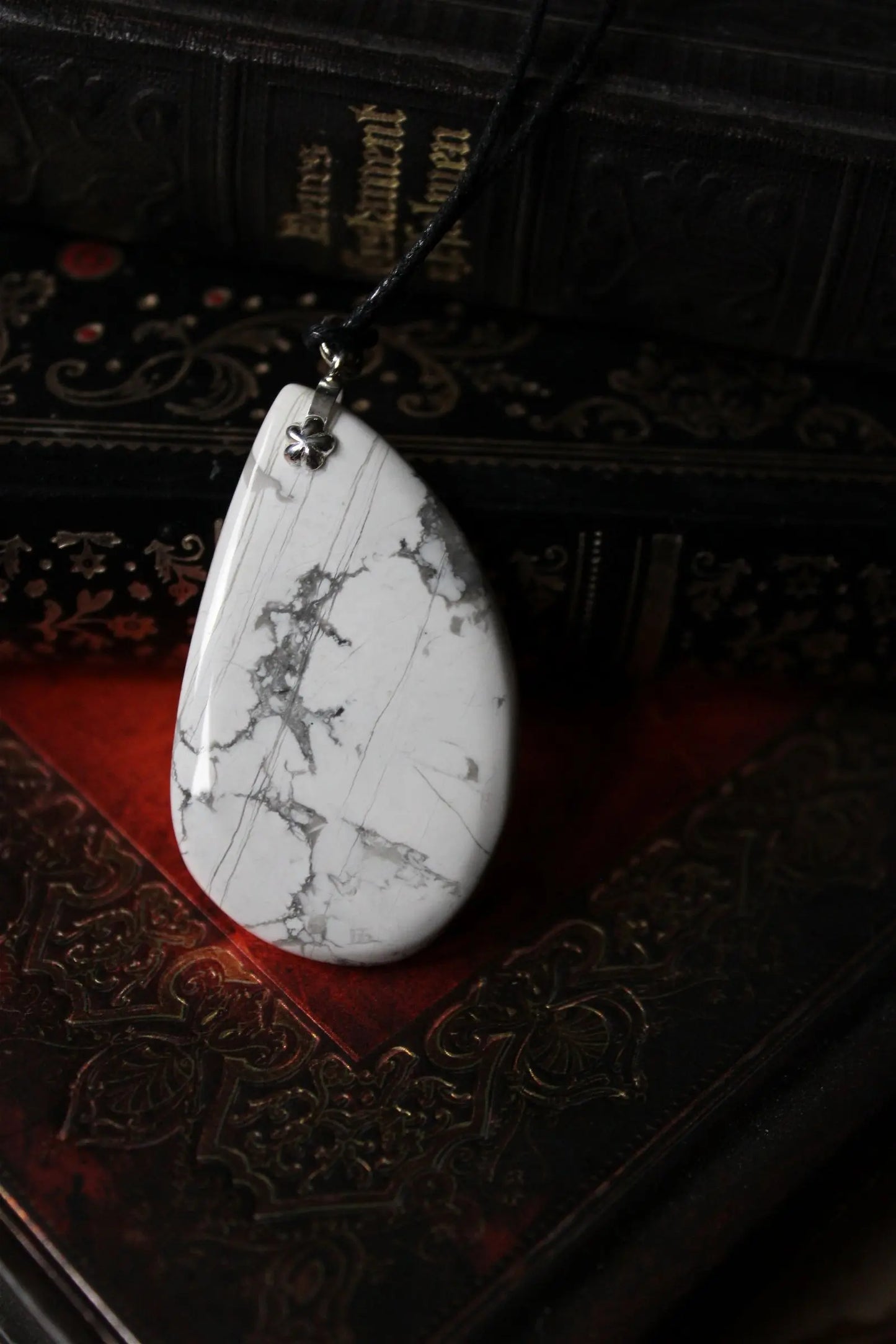 Collier avec howlite ovale - Aurore Lune