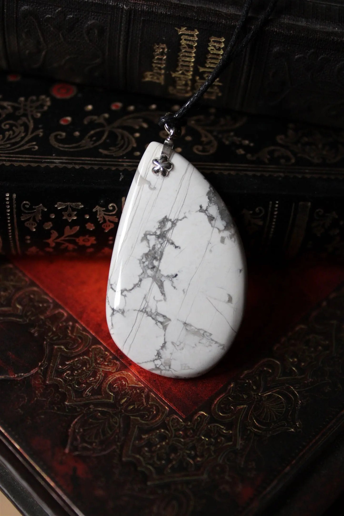Collier avec howlite ovale - Aurore Lune