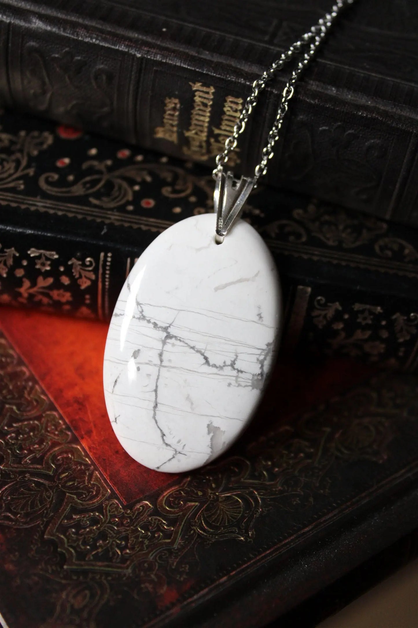Collier avec howlite ovale - Aurore Lune