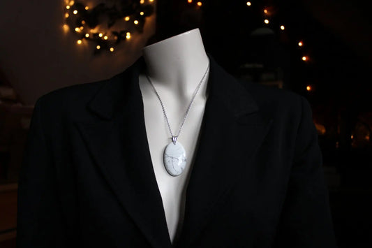 Collier avec howlite ovale - Aurore Lune