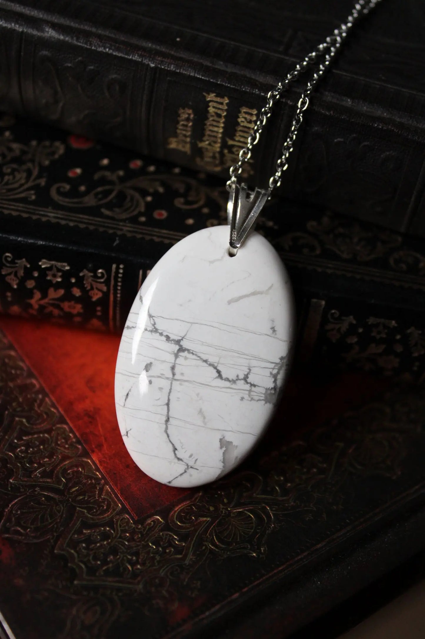 Collier avec howlite ovale - Aurore Lune