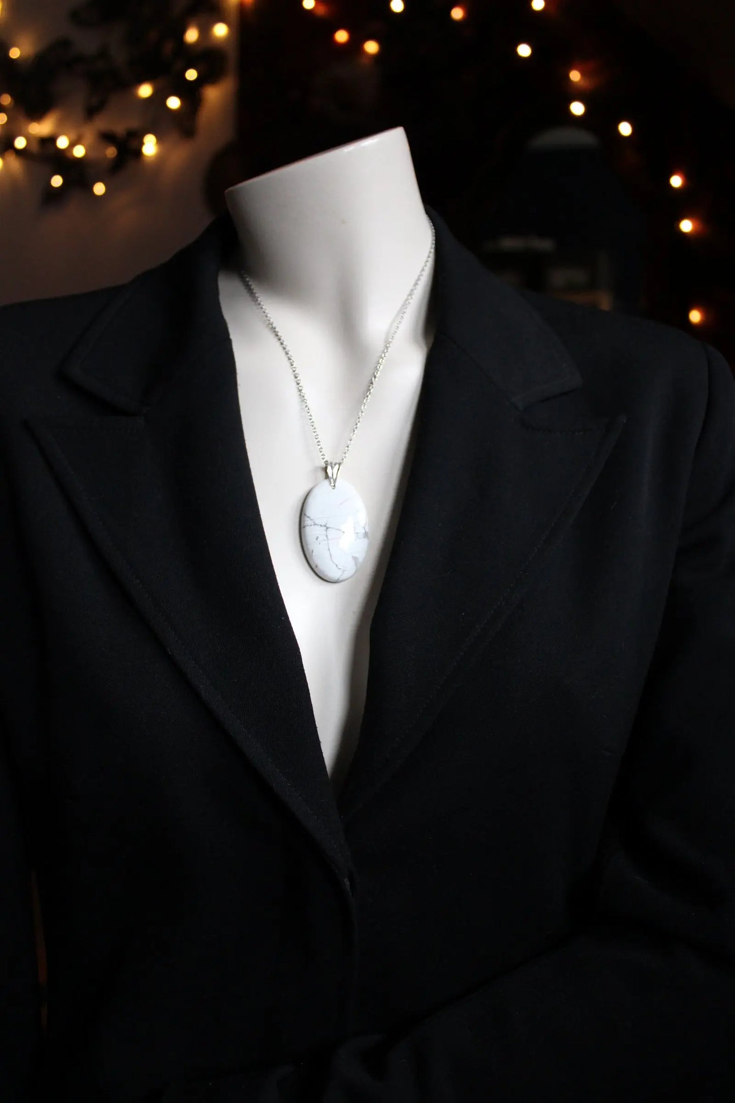 Collier avec howlite ovale - Aurore Lune