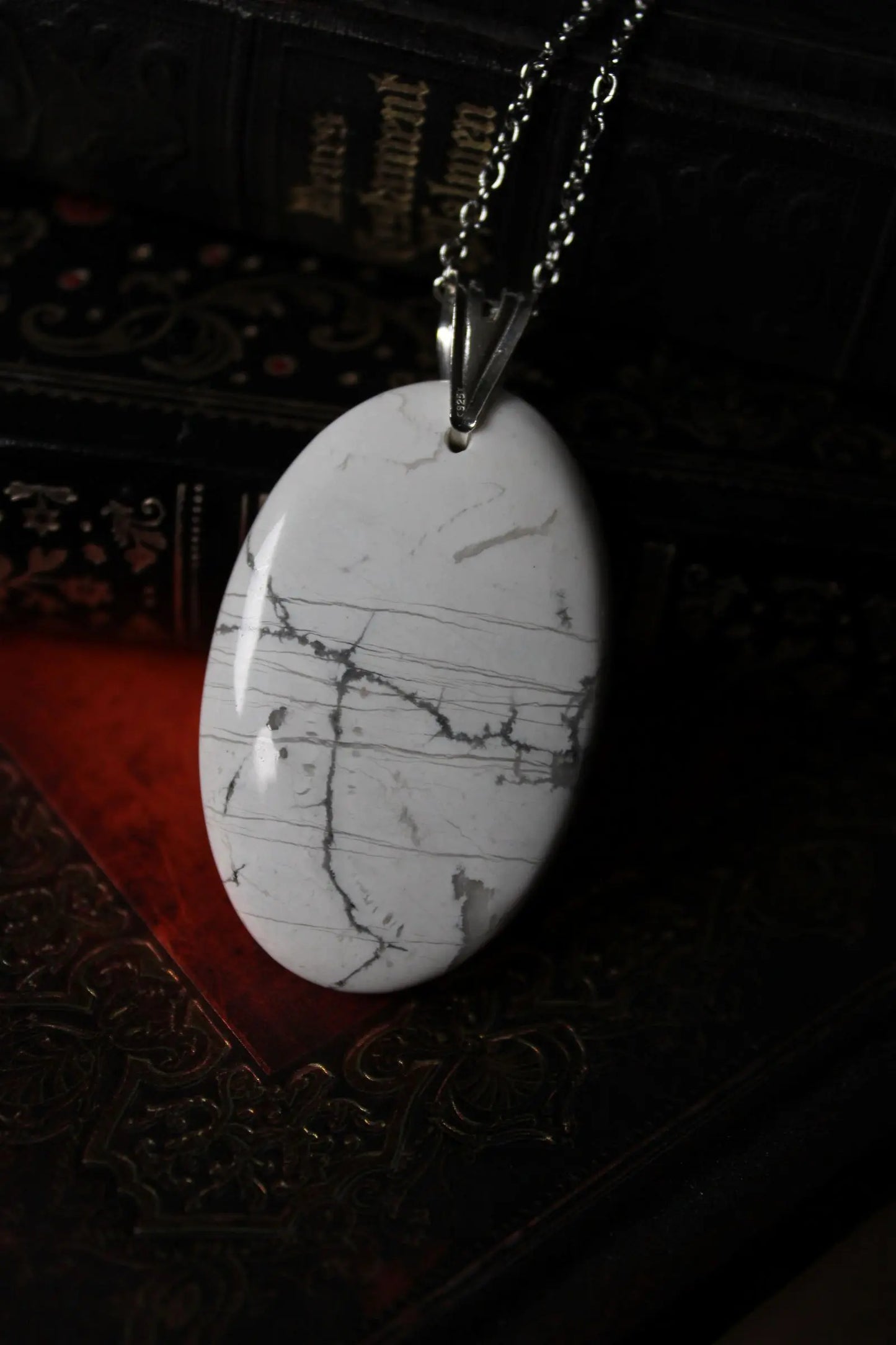 Collier avec howlite ovale - Aurore Lune