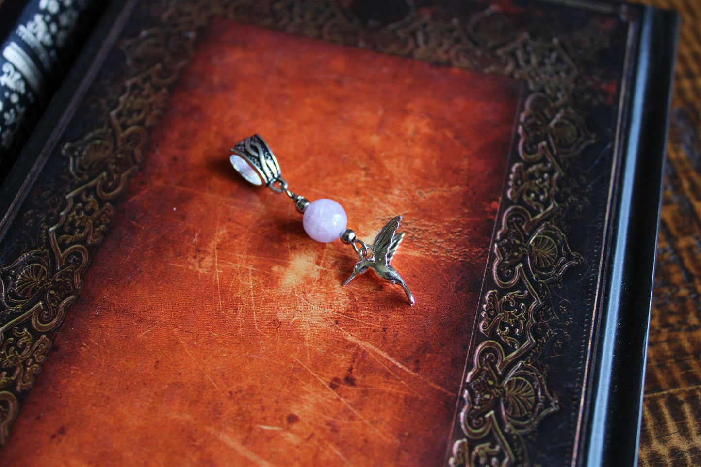 Collier avec kunzite et colibri argenté - Aurore Lune