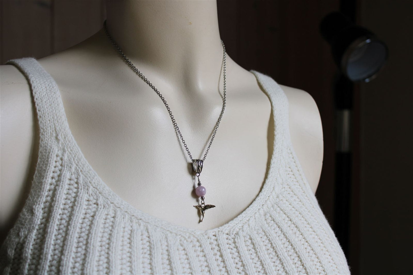 Collier avec kunzite et colibri argenté - Aurore Lune