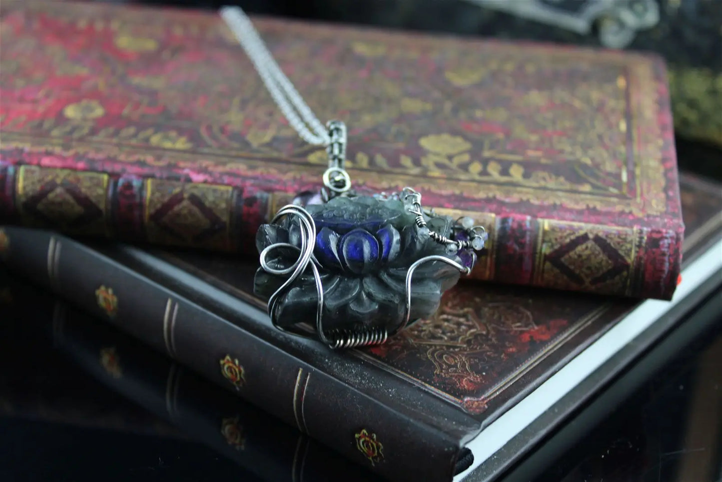 Collier avec labradorite sculptée Lotus *délicatesse* PIECE UNIQUE - Aurore Lune